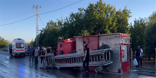 Malatya'da yangına giden itfaiye aracı devrildi: 3 yaralı