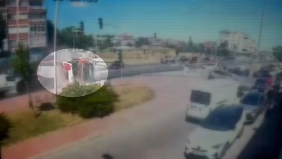 Büyükçekmece'de itfaiye aracı böyle devrildi