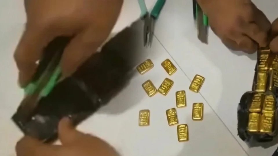 Uçak tuvaletinden servet çıktı! Mühendisler hoparlörü sökünce gözlerine inanamadı: Yarım milyon dolarlık gizemli paket