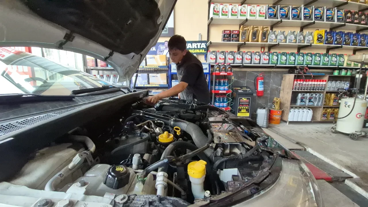 Uzun yola çıkmadan önce arabanızda mutlaka kontrol etmeniz gereken 3 parça: 20 yıllık motor ustası tek tek sıraladı