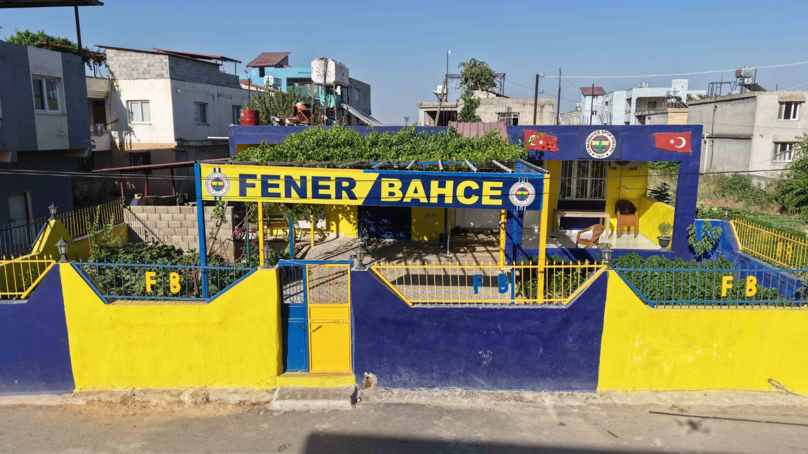Fenerbahçeli depremzedenin sarı-lacivert sevgisi