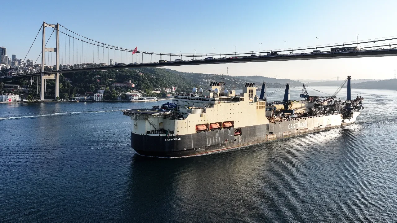 Dev gemi İstanbul Boğazı’ndan geçiş yaptı