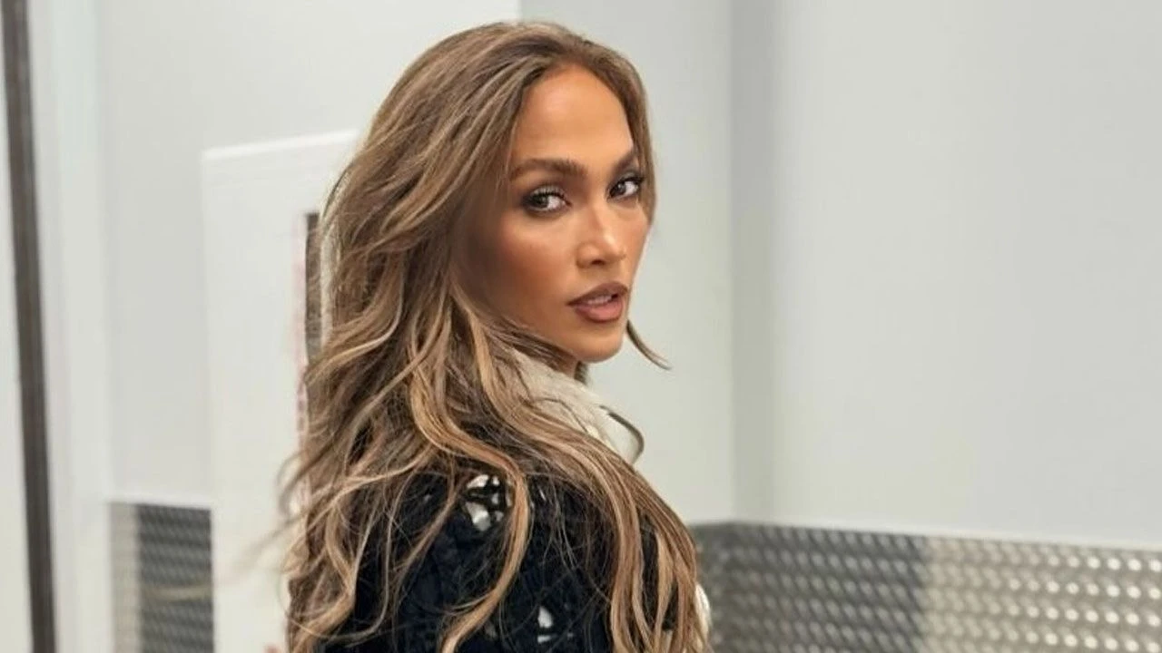 Jennifer Lopez otel odasından paylaştı! Derin dekolteli elbisesi olay oldu