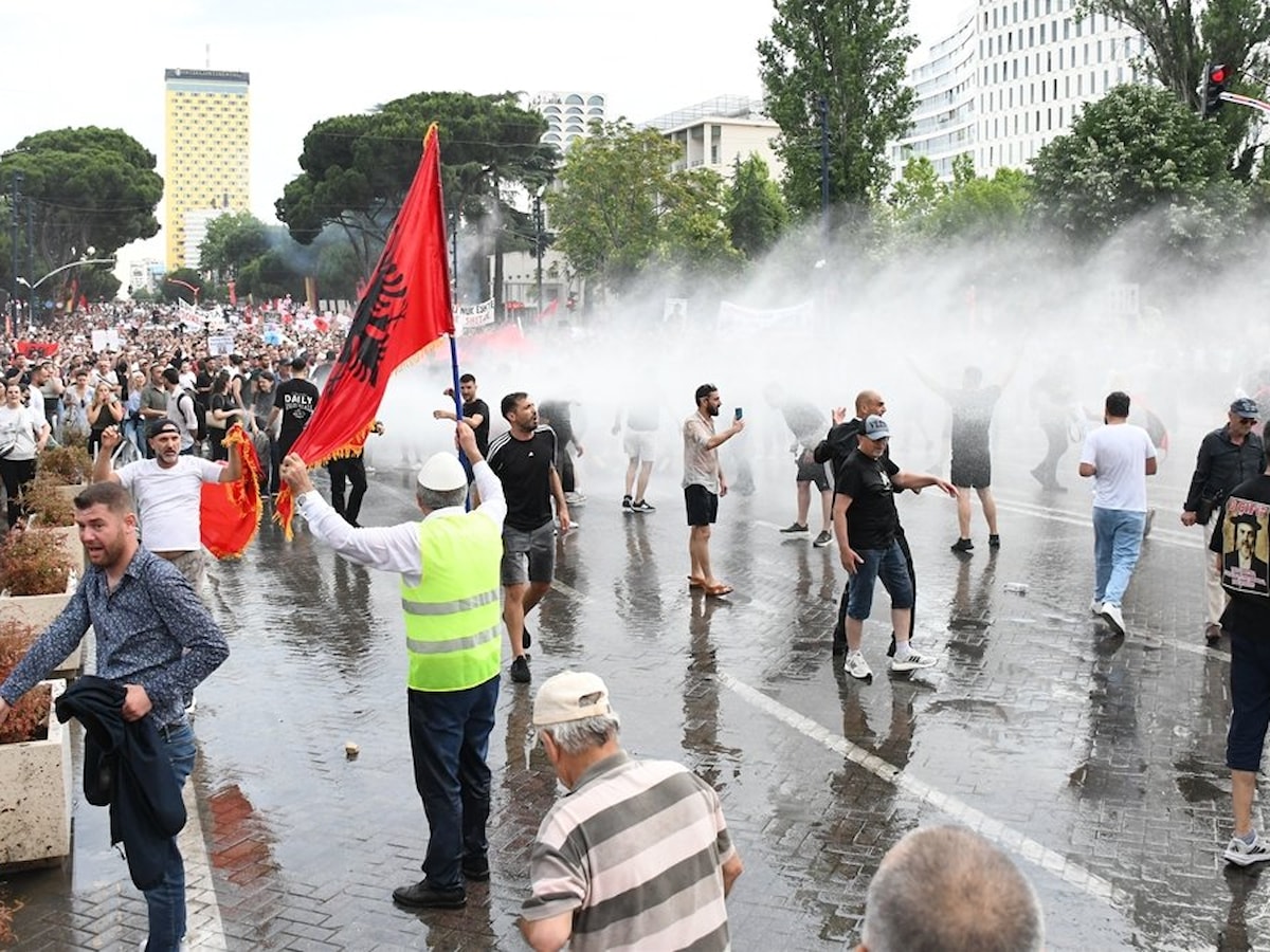 Arnavutluk'ta turizm projesini protesto edenlere tazyikli suyla müdahale edildi