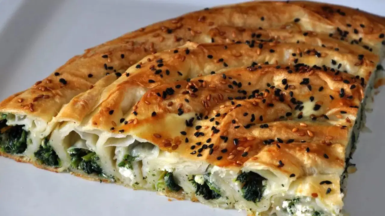 El açması lezzetinde hazır yufkalı ıspanaklı börek tarifi