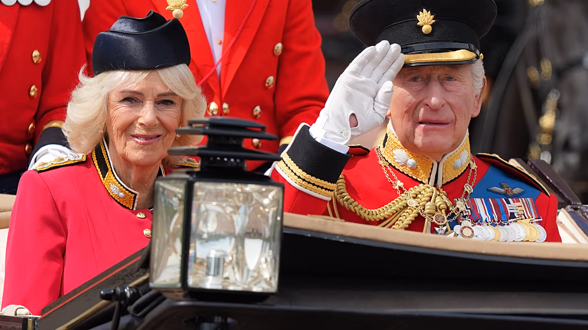Londra'da binlerce kişi Trooping the Colour'ı kutladı