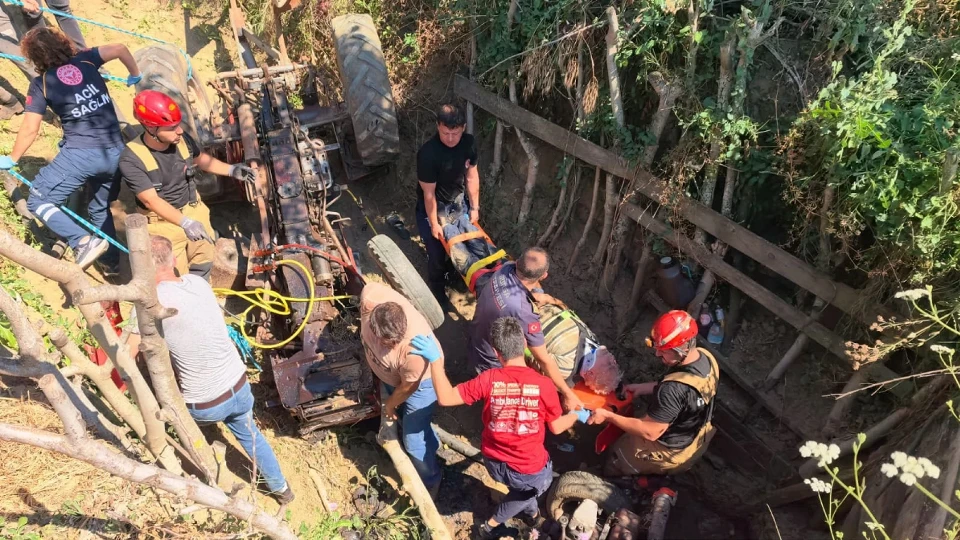 Bursa'da ceviz tarlasında can pazarı! Gazı takılı kalan traktör kuyu çukuruna devrildi: Dede ve iki torunu altında kaldı!