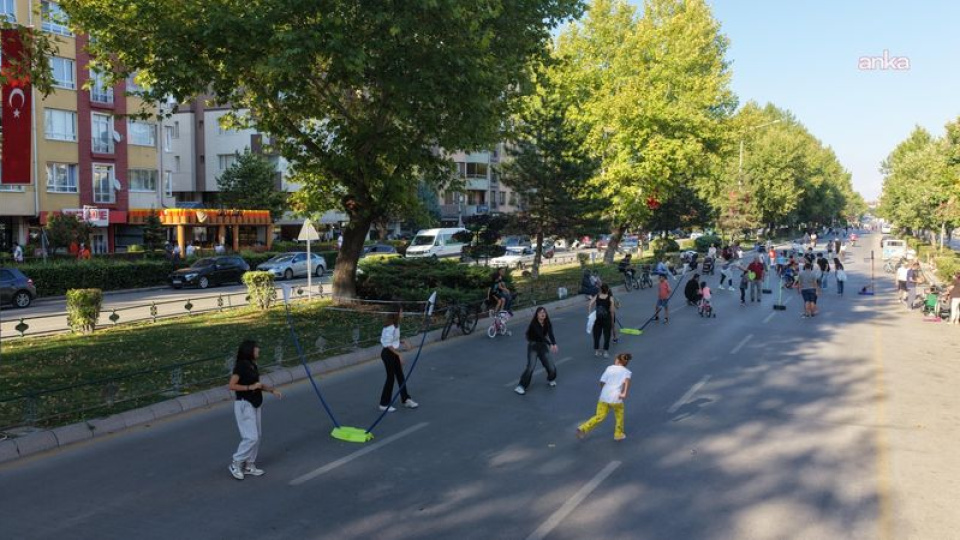 Eskişehir'de "Arabasız Pazar" etkinliği ile Atatürk Bulvarı yayalara açıldı
