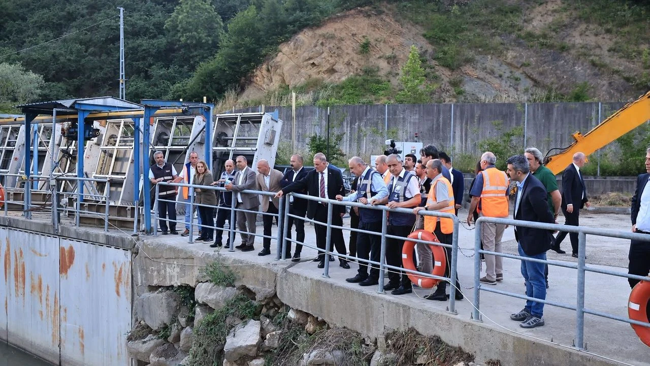AK Gençlik'ten Maltepe Sahili'nde Deniz temizliği seferberliği