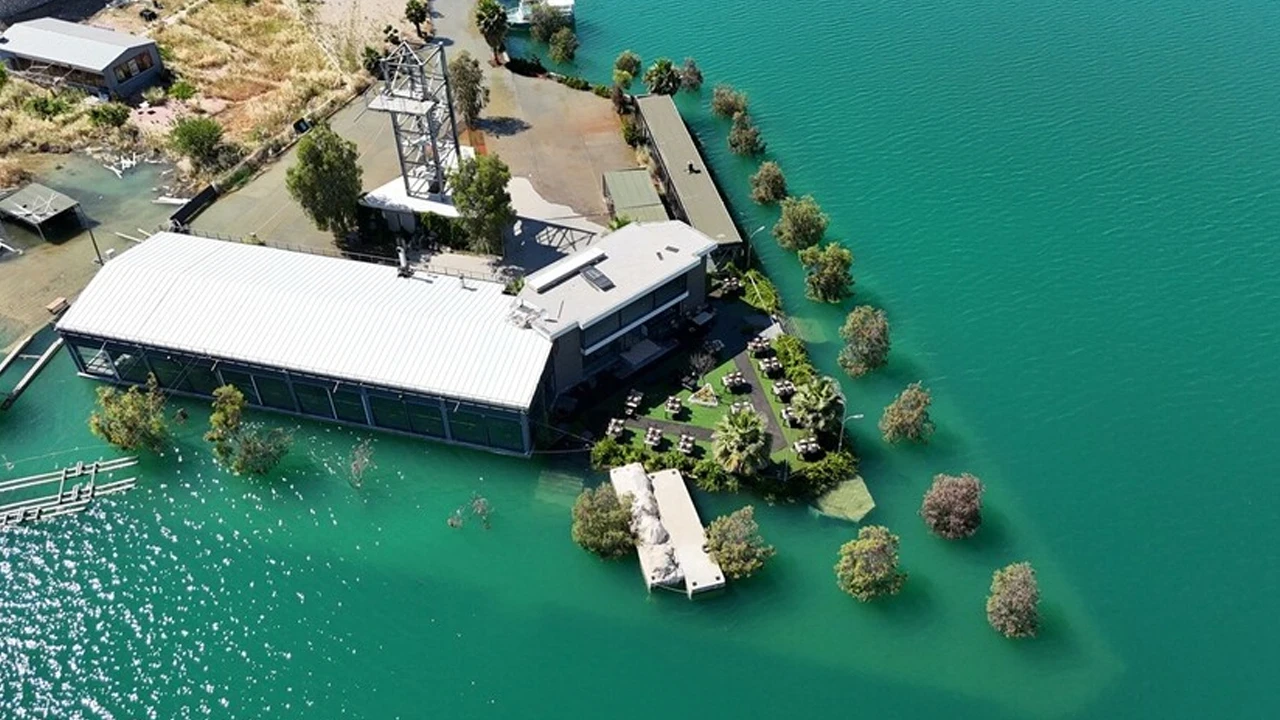 Atatürk Baraj Göleti çevresindeki bazı kafe ve lokantalar su altında kaldı