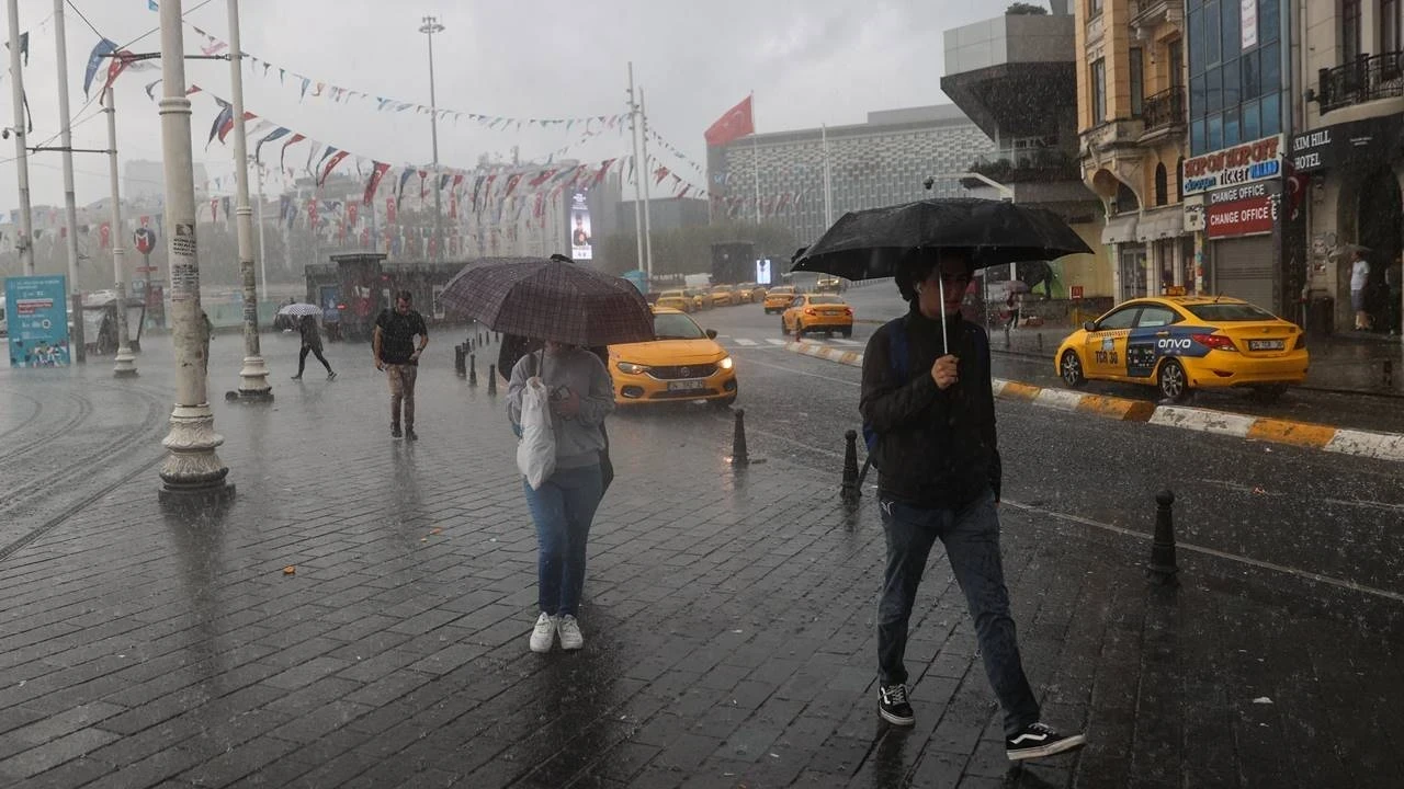 İstanbul'da sağanak alarmı: AKOM saat vererek uyardı