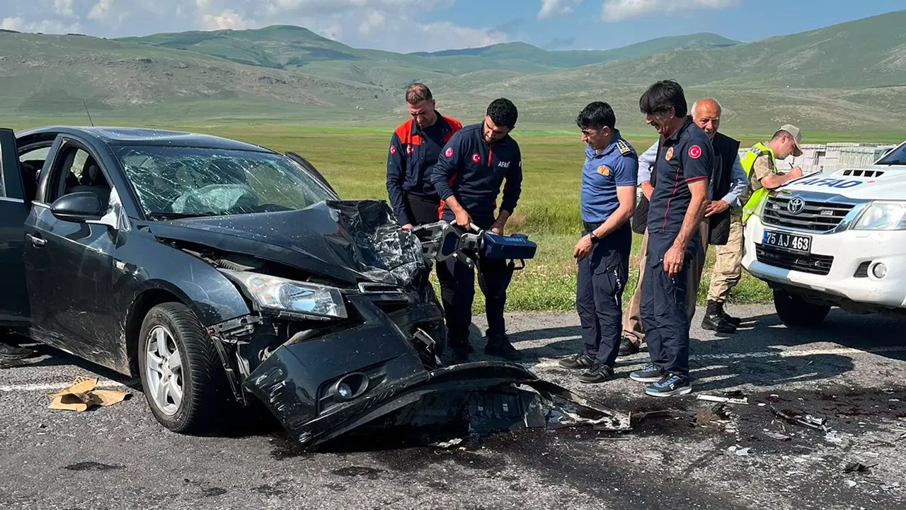 Feci kaza... Minibüs ile otomobil çarpıştı: 7 kişi yaralandı