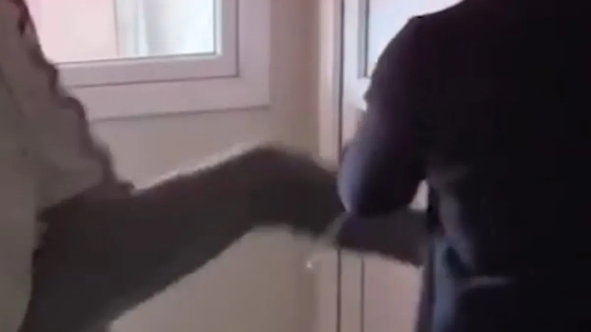 Kapıyı kırdı pankartları indirdi! CHP Düzce İl Başkanlığından gerilim