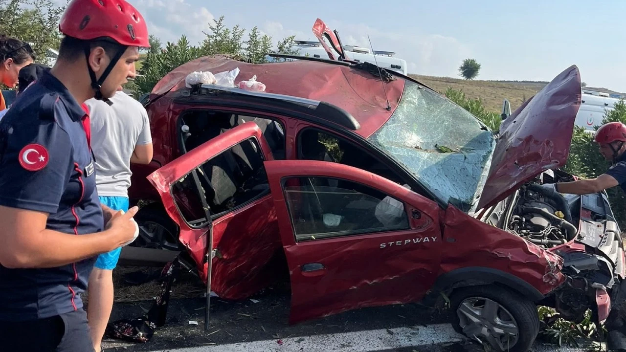 Otomobil bariyere çarptı: 5 yaralı