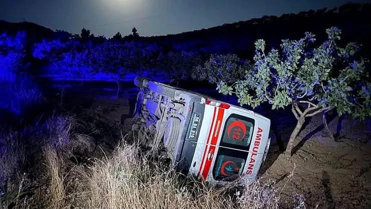 Siirt'te sağlıkçılar devrilen ambulansta kazayı yara atmadan atlattı
