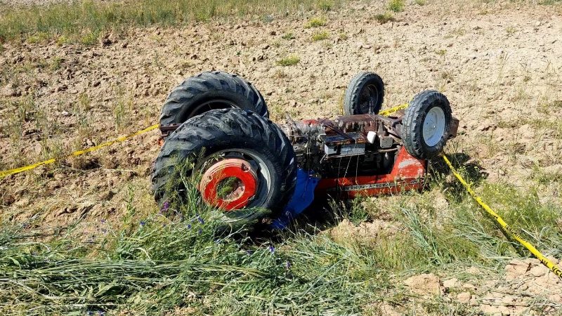 Devrilen traktörün altında kalan çiftçi yaşamını yitirdi