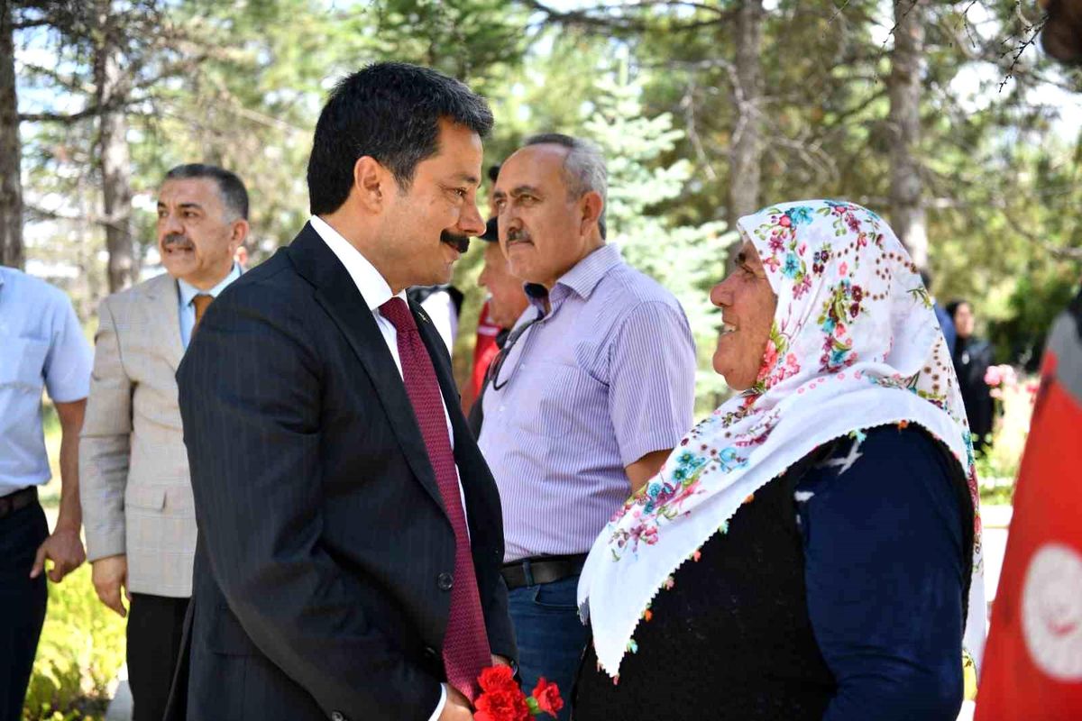 Kırşehir Valisi Demiryürek, 15 Temmuz Şehitlerini Ahmet Tozluklu Şehitliği'nde Andı
