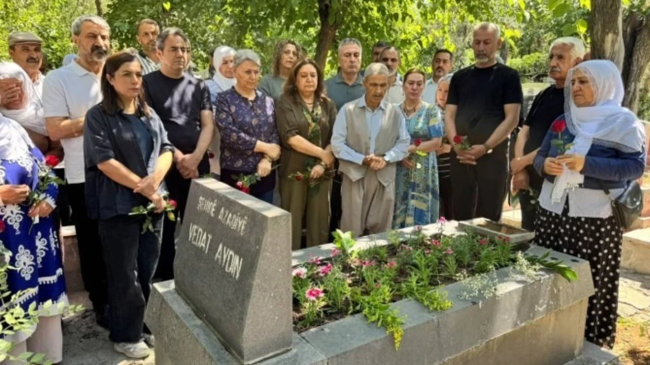 Vedat Aydın mezarı başında anıldı: Yüzleşme ve adalet çağrısı