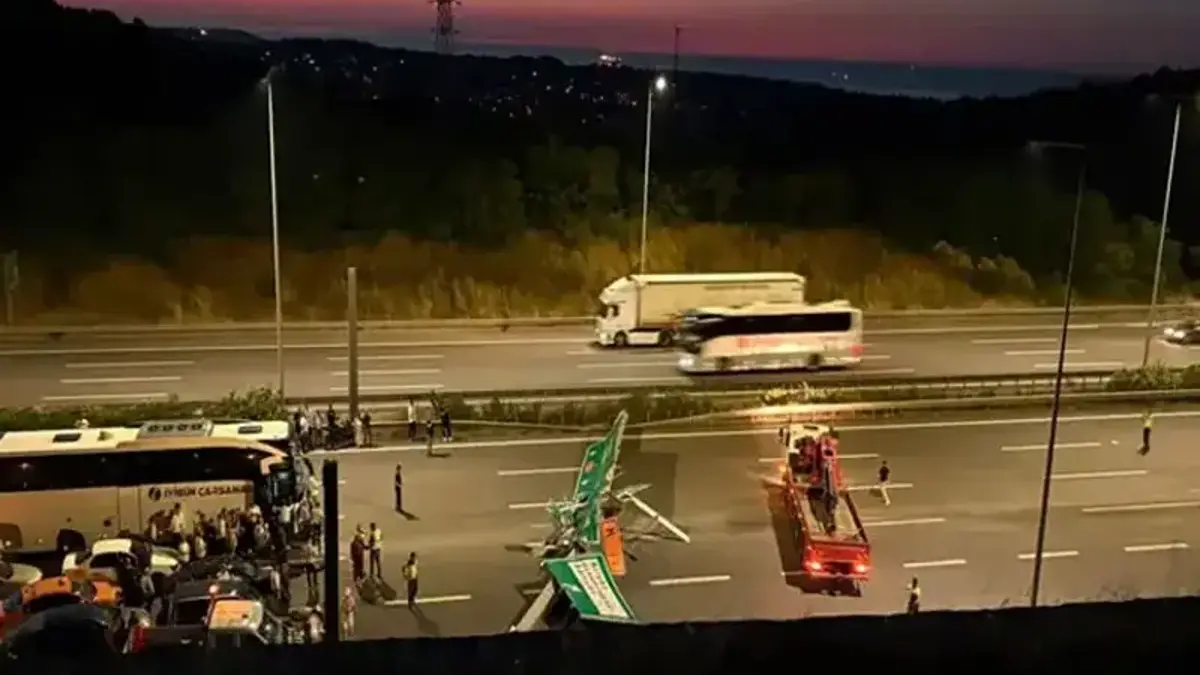 Hafriyat kamyonu Kuzey Marmara Otoyolu'nda tabelayı devirdi