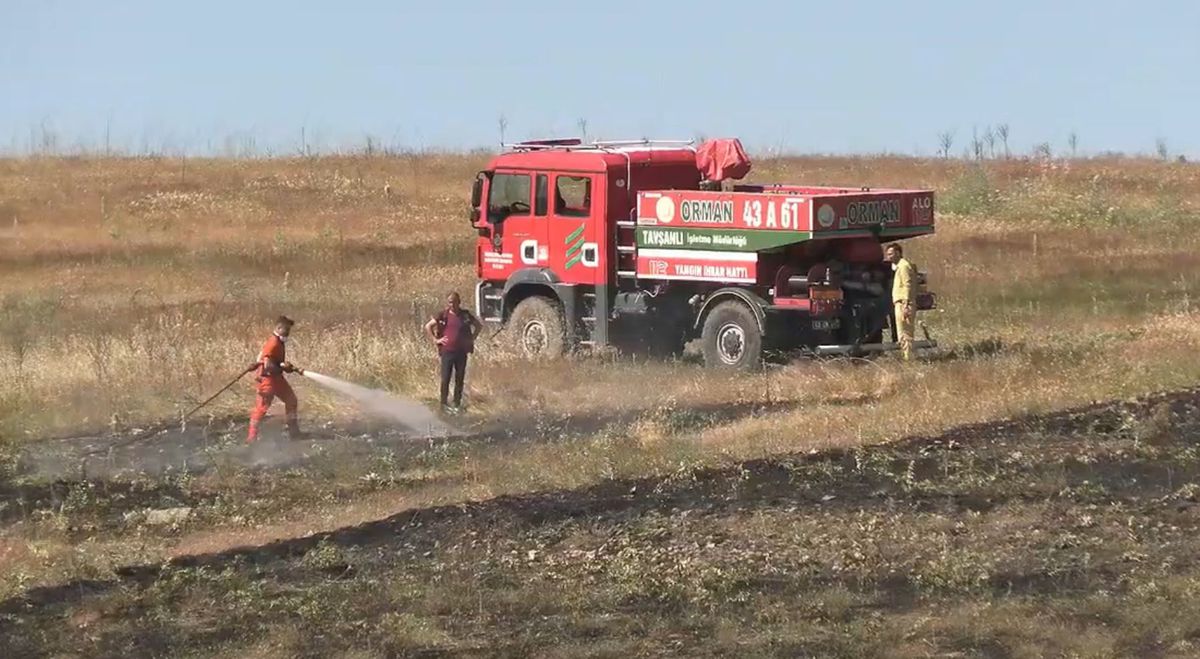 Tarlada hasat yapılırken çıkan yangında 15 dönüm ekili alan zarar gördü