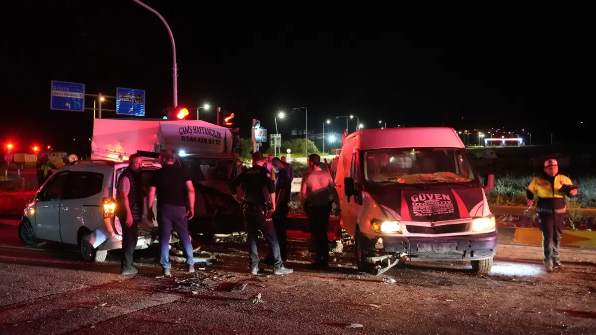 Niğde'de zincirleme kaza: 3 araç çarpıştı, 10 yaralı