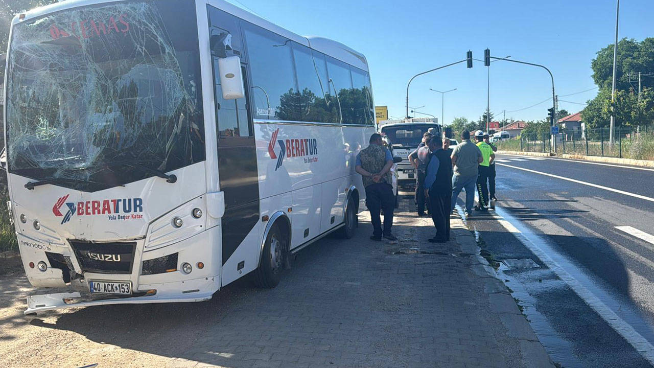Kırşehir'de iki işçi servisi kaza yaptı: 17 yaralı