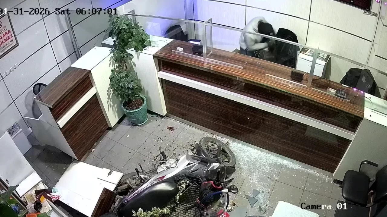 Adana'da nefes kesen soygun: Döviz bürosunu cip ile yerle bir ettiler!