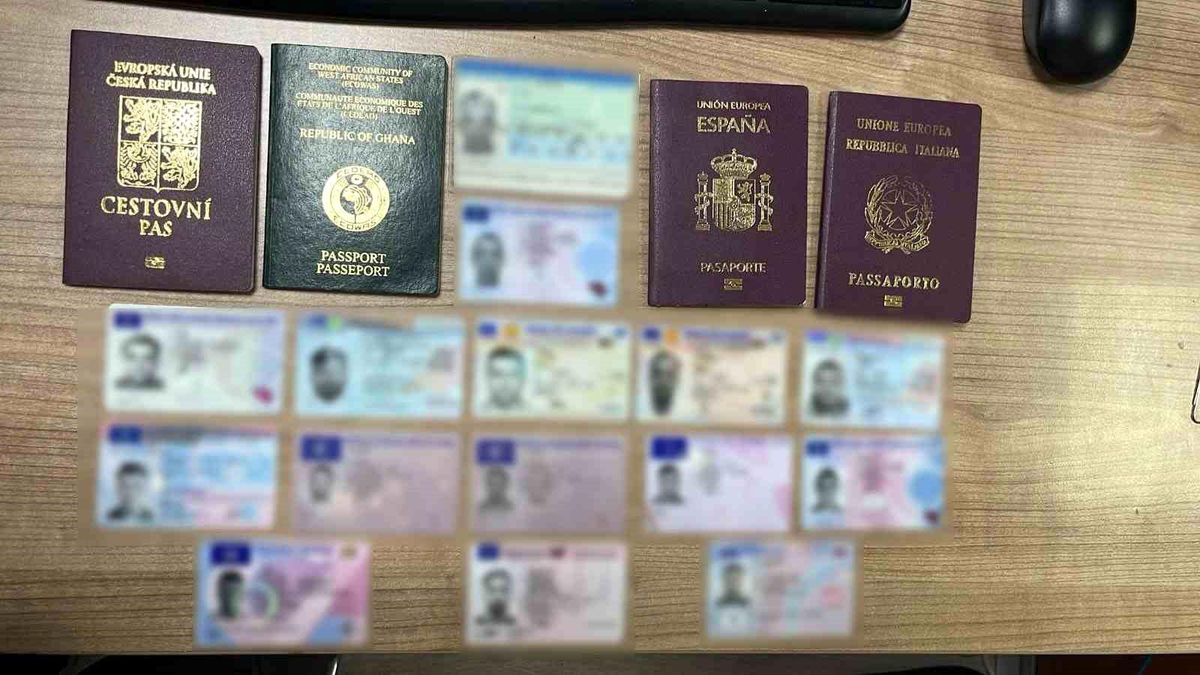 Yurt dışına gönderilecek kargodan sahte pasaport ve kimlik çıktı