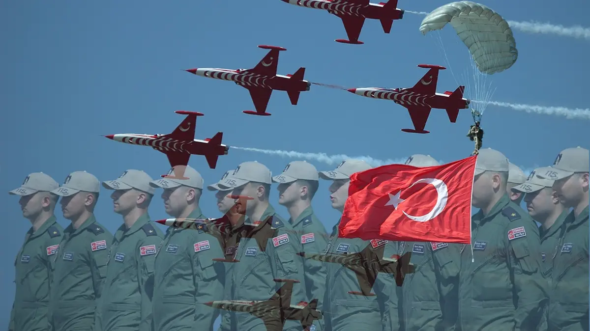 İzmir'de gökyüzü gururla kaplandı! Türk ordusunun gücü göz kamaştırdı