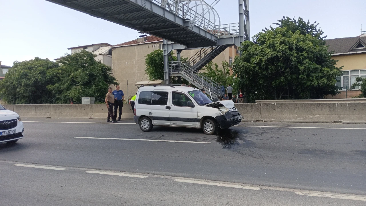 Kocaeli'de hafif ticari araç otomobile çarptı: 2 yaralı