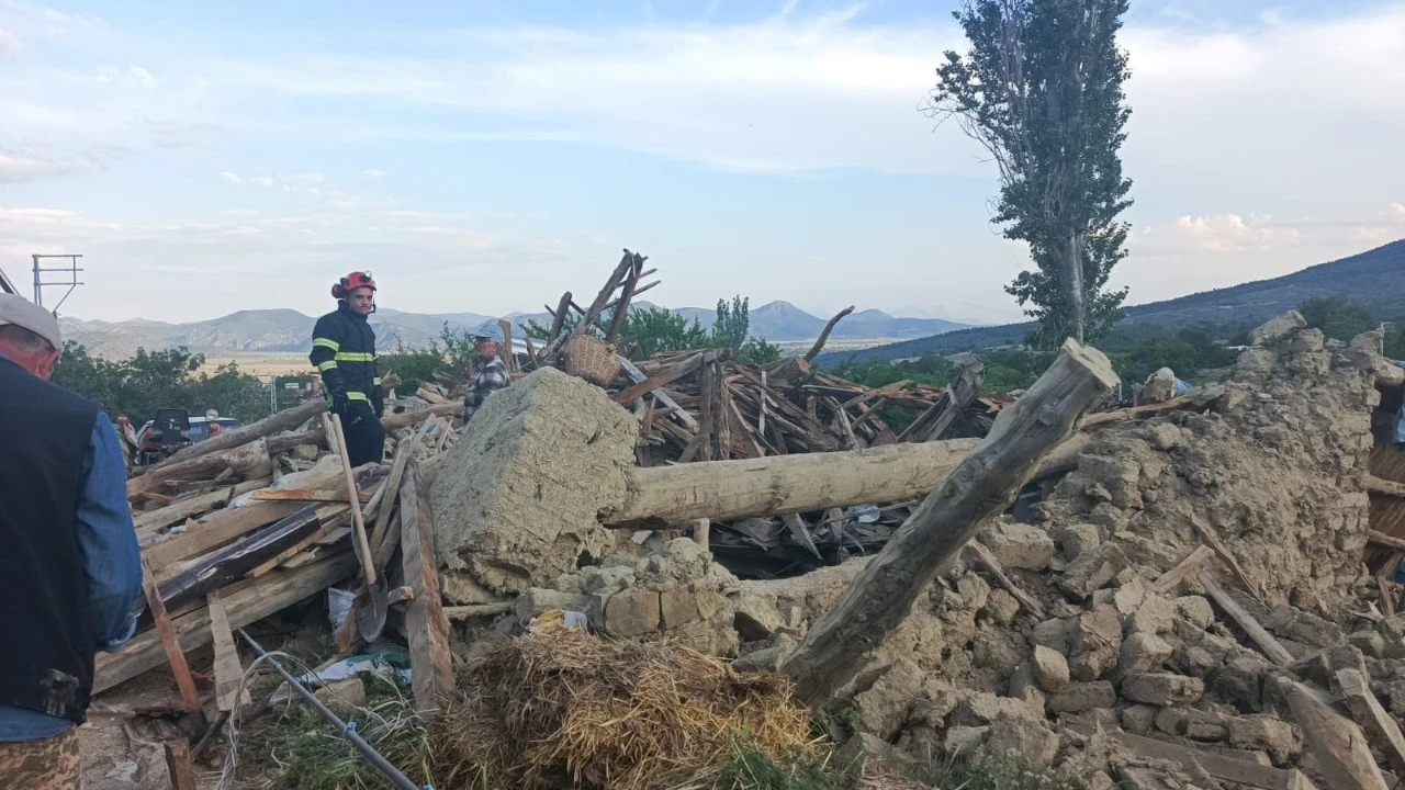 Çöken evde can pazarı! Ekipler zamanla yarıştı