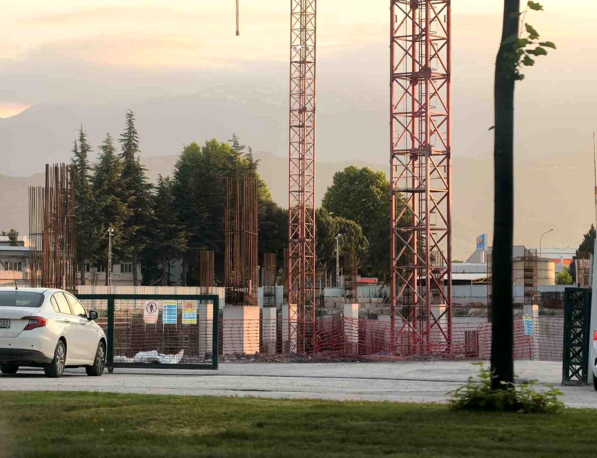 Fabrika inşaatında iş kazası: 1 yaralı