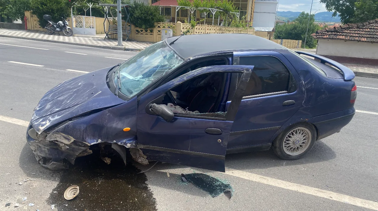 Bilecik'te korkutan kaza! Kontrolden çıkan otomobil önce duvara ardından eve çarptı