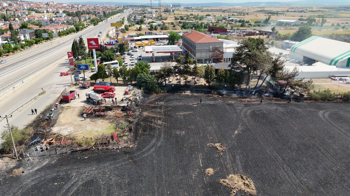 Buğday tarlasında çıkan yangın, akaryakıt istasyonuna sıçramadan söndürüldü