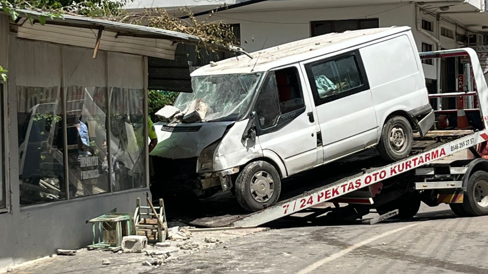 Feci ölüm! Kıraathanede otururken minibüs çarptı!