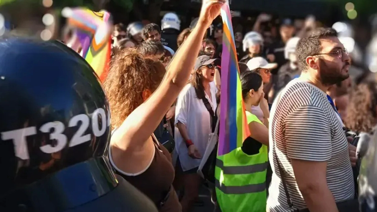 İzmir'de Onur Yürüyüşü'ne polis müdahalesi! Çok sayıda kişi gözaltına alındı