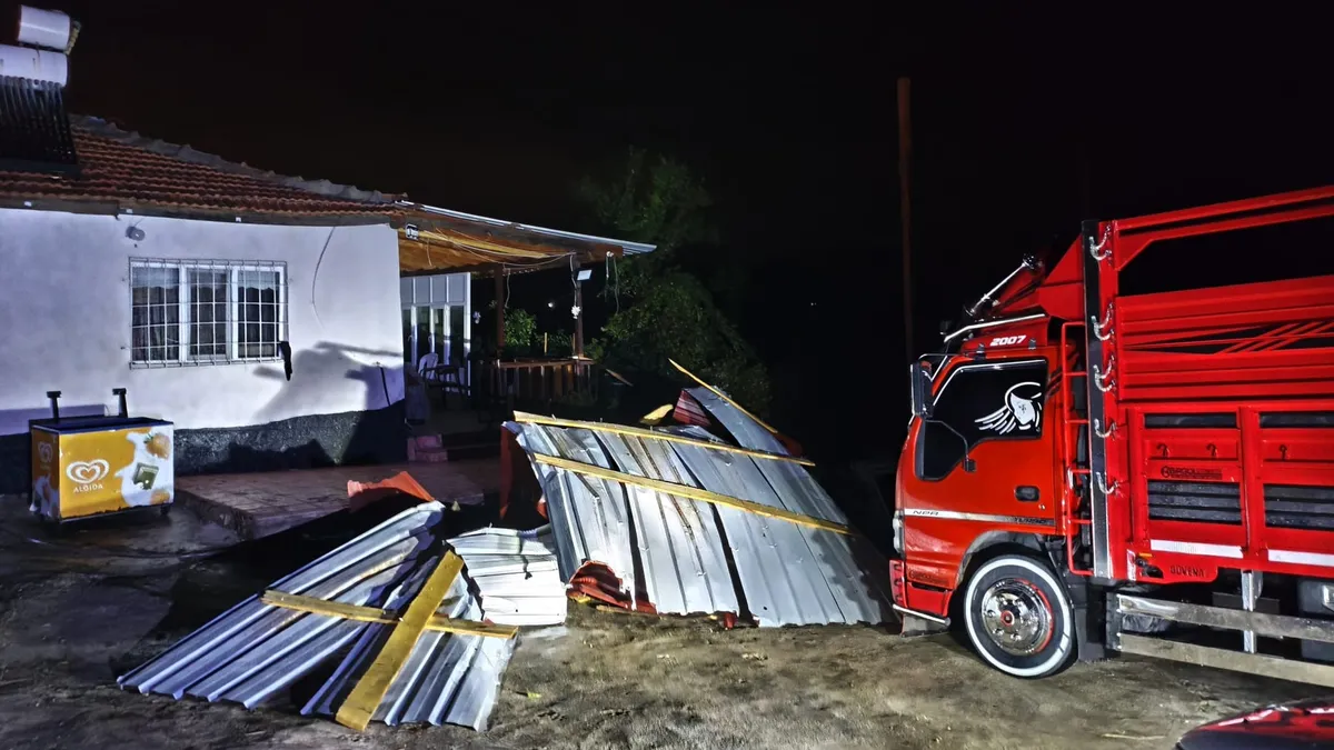 Kırıkkale'de şiddetli fırtına etkili oldu! Çatı ve araçlarda hasar oluştu