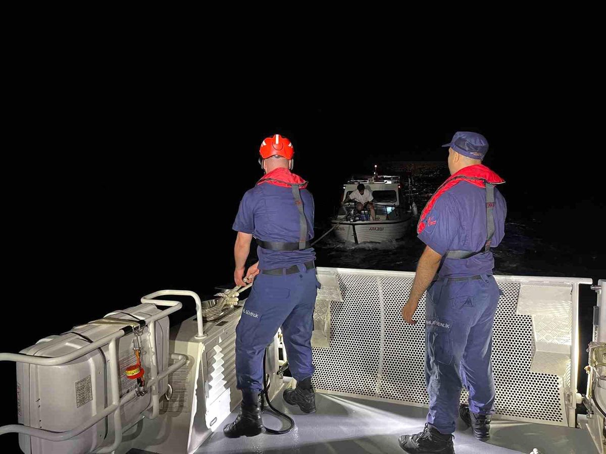 Çeşme'de sürüklenen teknedeki 3 kişi Sahil Güvenlik ekiplerince kurtarıldı