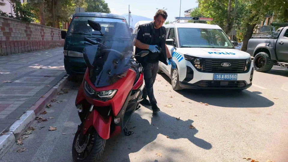 Motosikleti aldı, plakanın sahte olduğunu polis kontrolünde öğrendi
