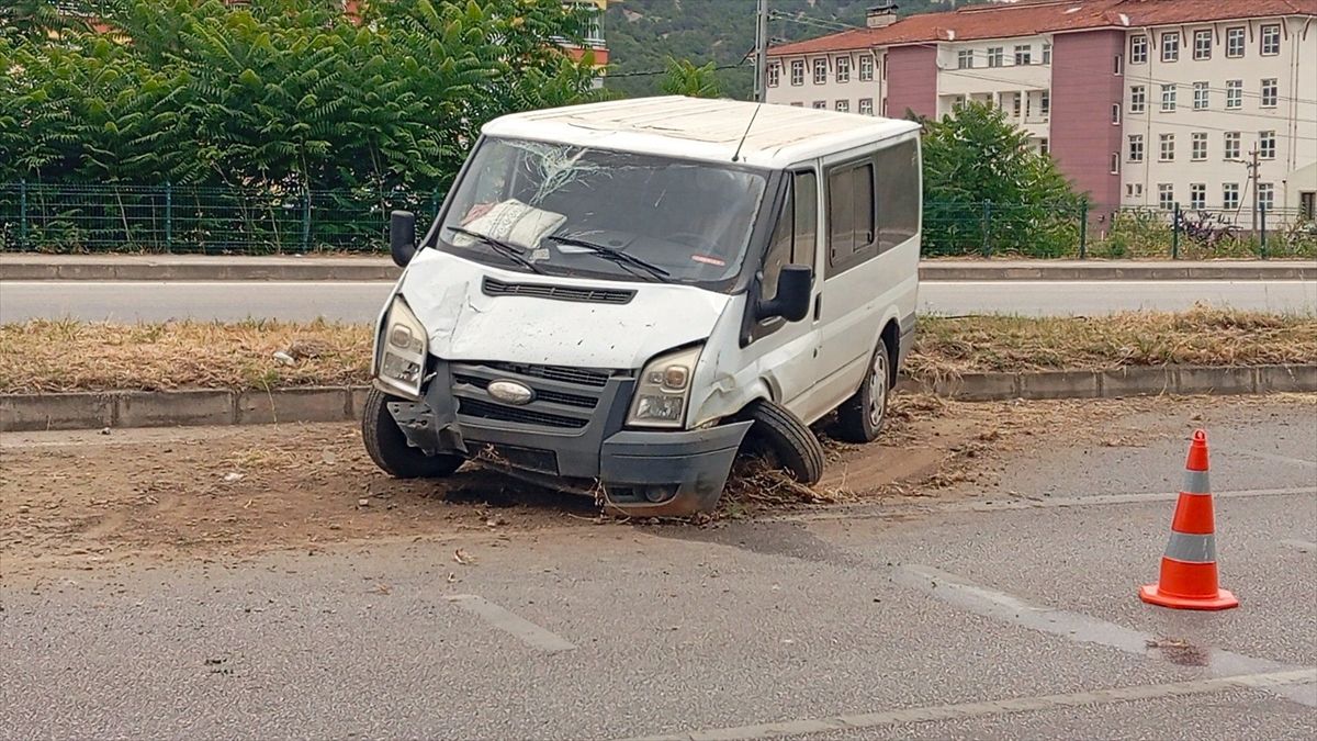 Amasya'da aydınlatma direğine çarpan minibüsteki 4 kişi yaralandı