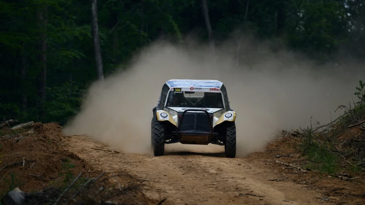 TOSFED Offroad Şampiyonası Düzce’de Devam Ediyor: 18 Araç Zorlu Etapta Yarıştı