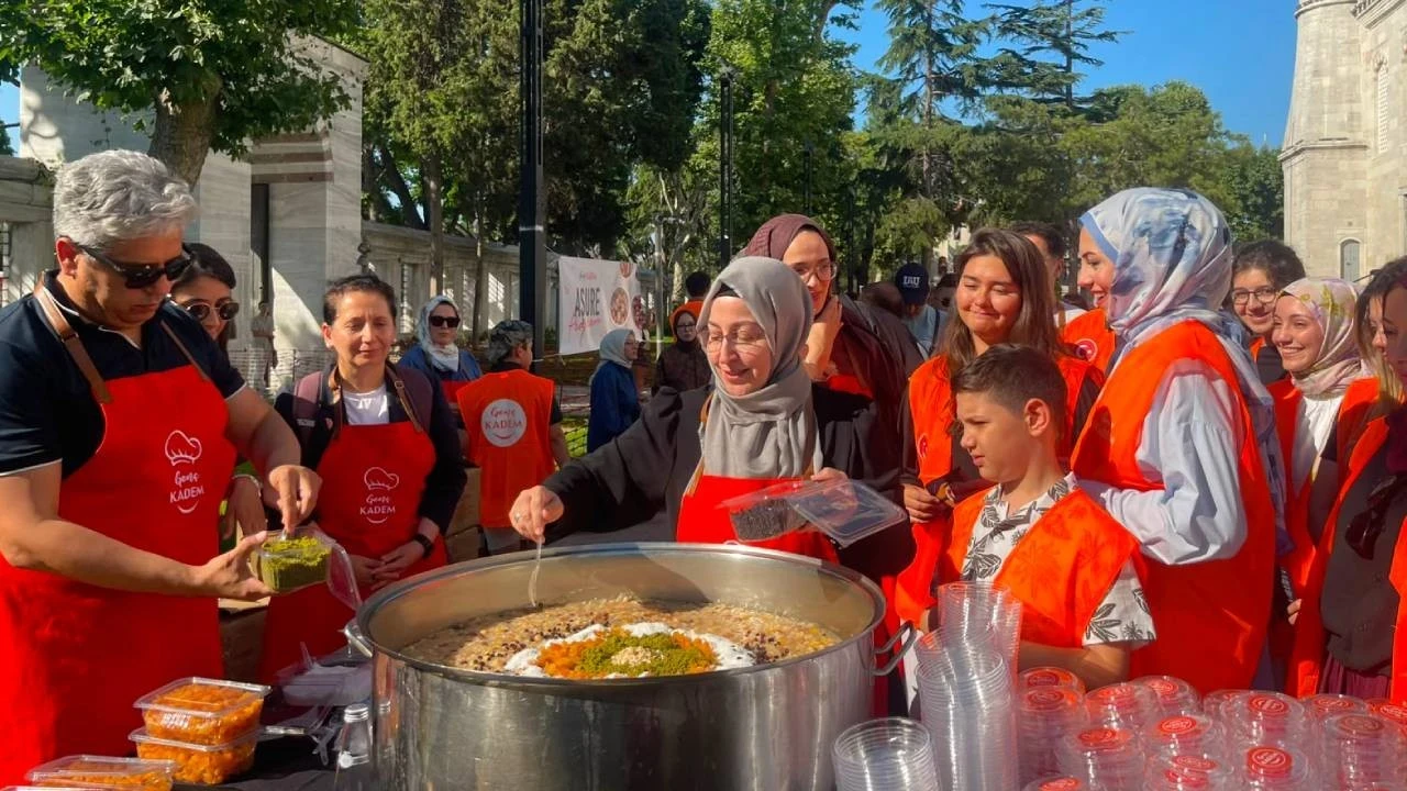 Sultanahmet'te Aşure bereketi: KADEM'den 1500 kişilik ikram