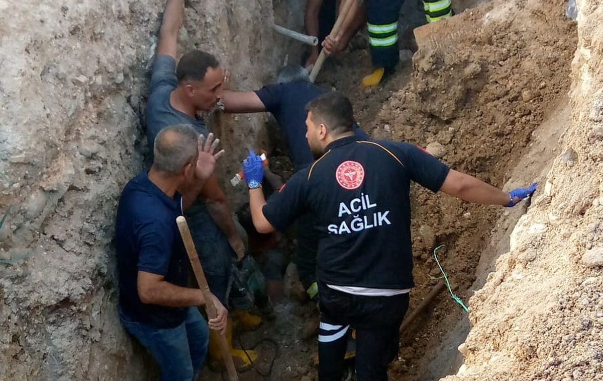 Göçük altında kalan işçiyi itfaiye ekipleri çıkardı
