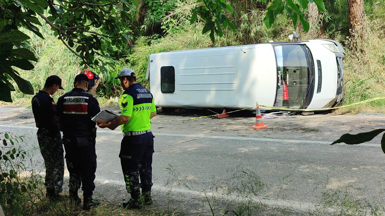 İzmir'de tarım işçilerini taşıyan minibüs devrildi: 1 kişi öldü, 11 kişi yaralandı