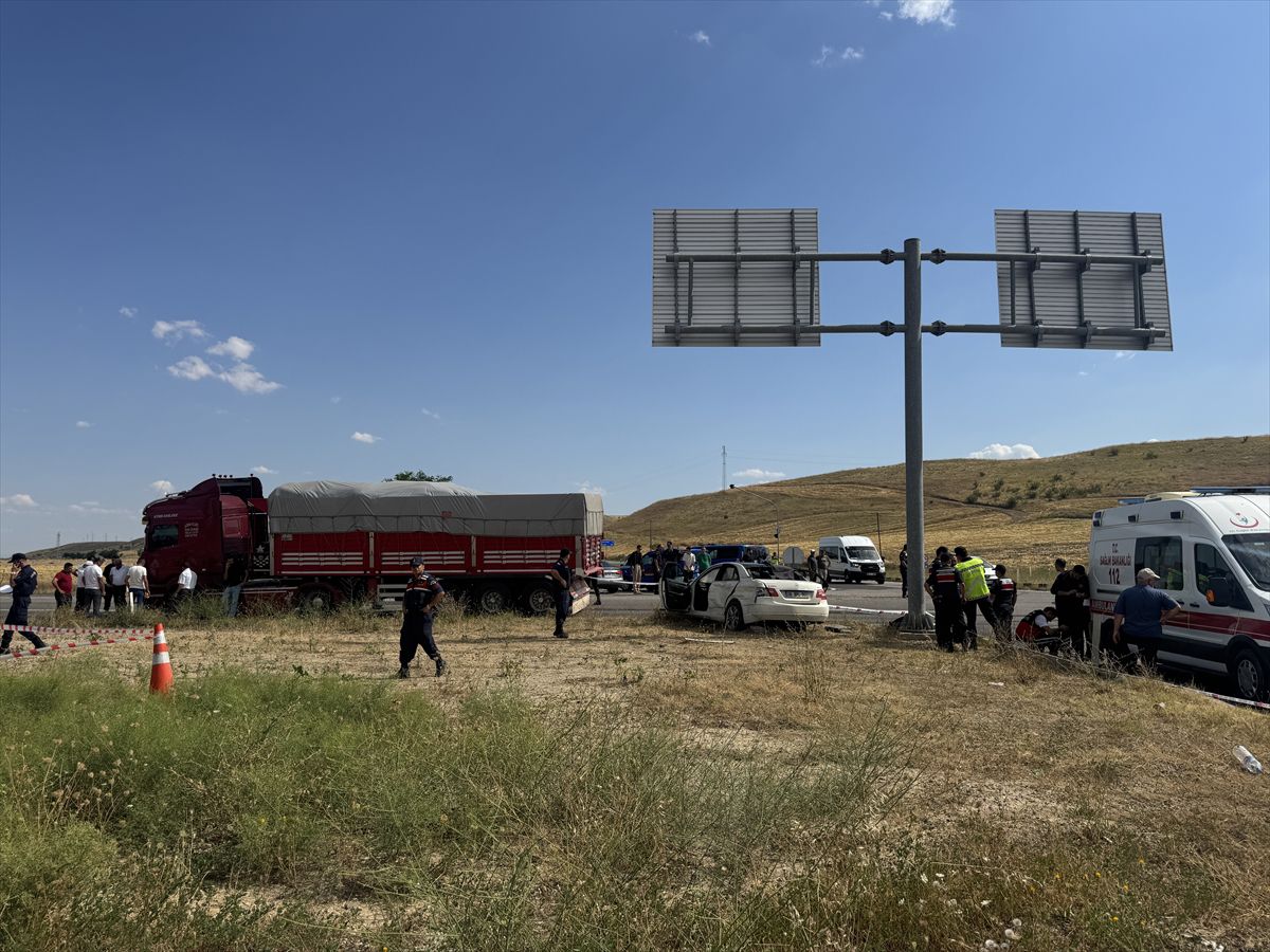 Çankırı'da tır-otomobil çarpıştı: 3 ölü, 2 yaralı