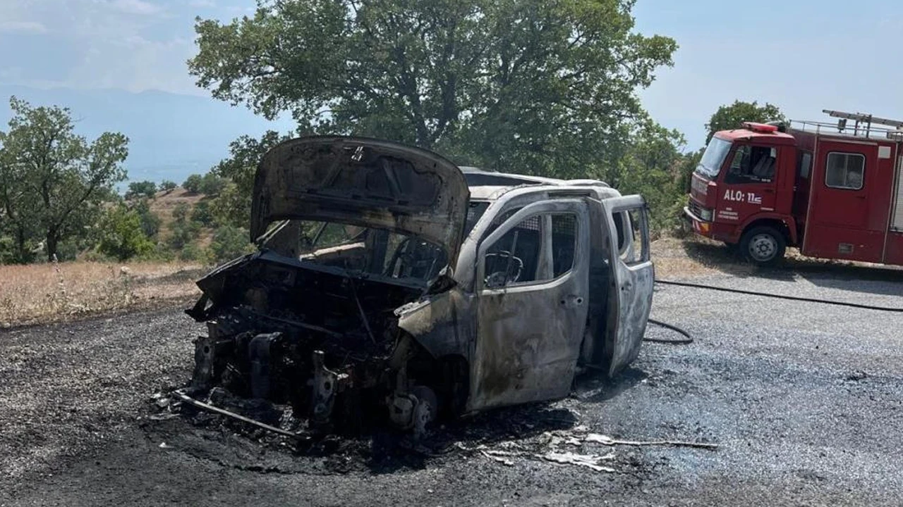 Hareket halindeki kamyonet yangın sonucu küle döndü