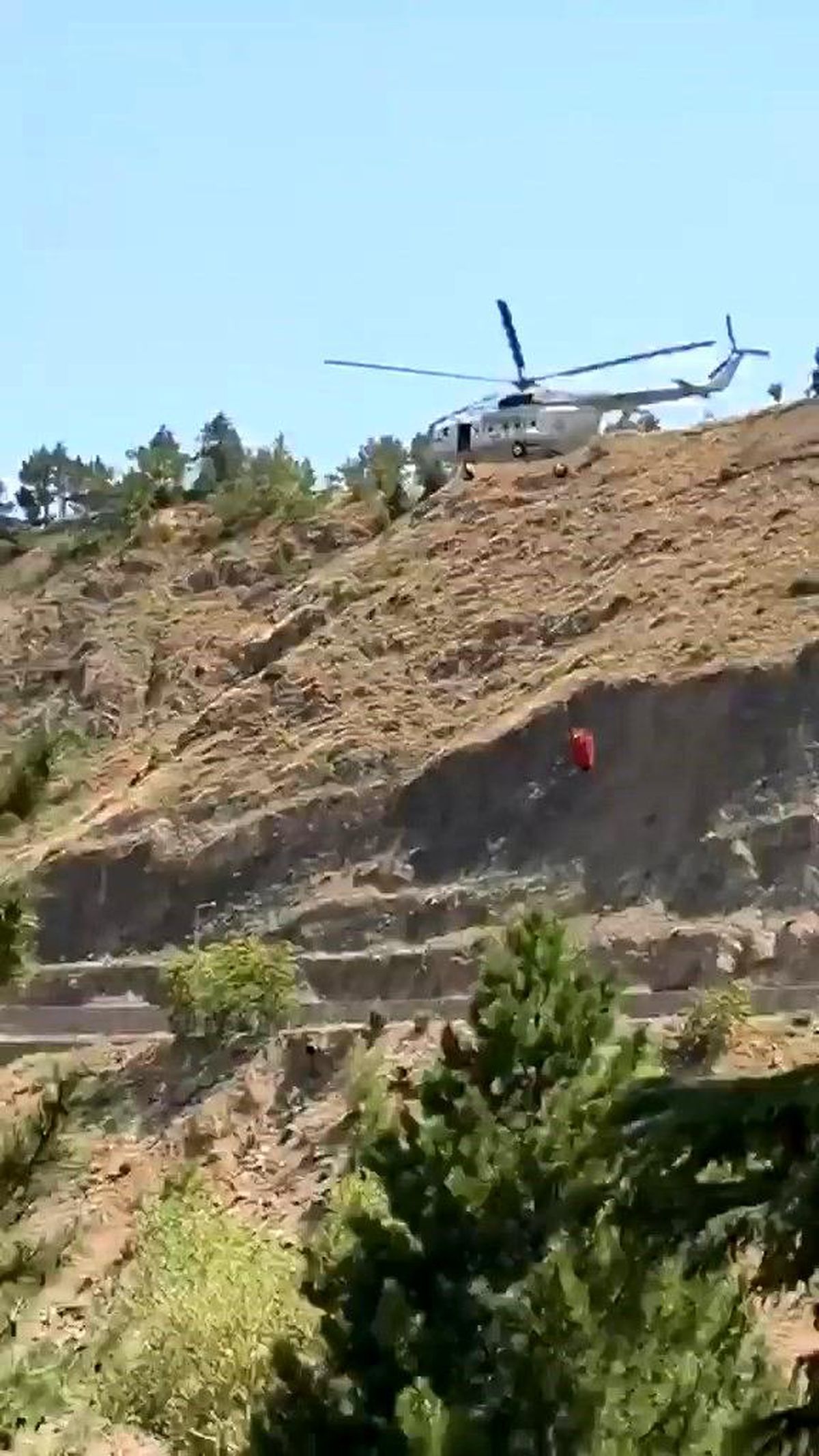 Elazığ'daki dağlık alan yangınına havadan müdahale başladı