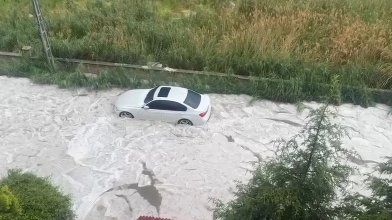 Ankara beyaza büründü: Dolu kalınlığı 30 santimetreyi buldu