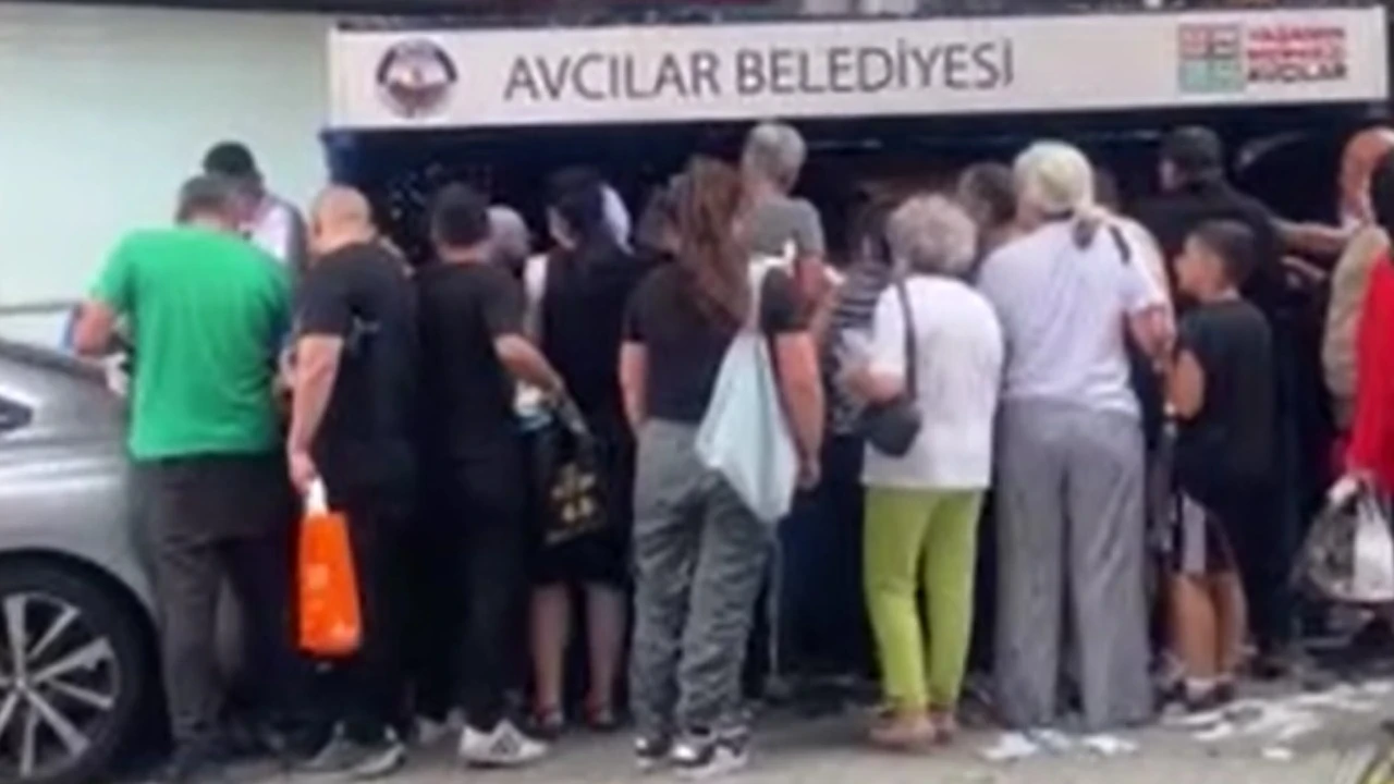 Çöpe atılan cep telefonu kılıflarını almak için sıraya girdi