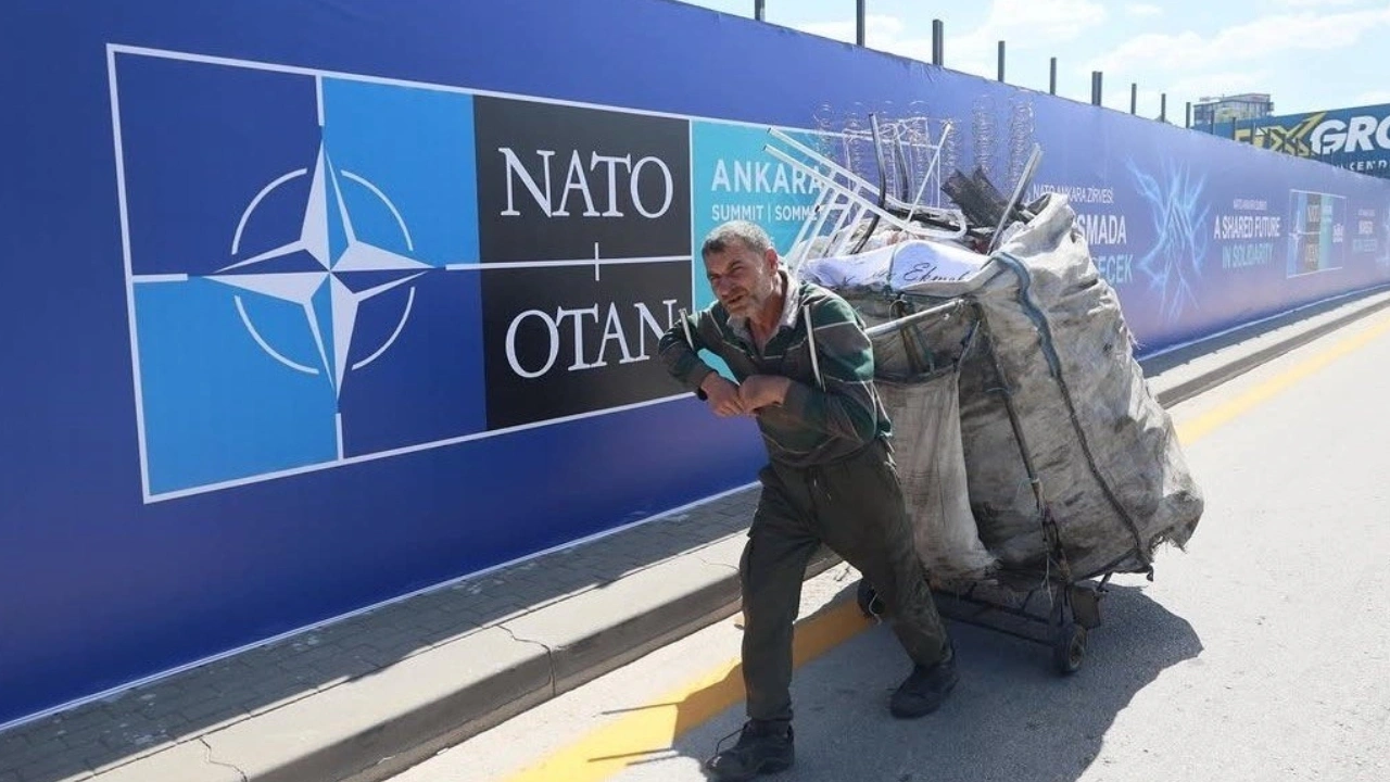 Milyarlık NATO zirvesinde utanç panoları! "Yoksulluk branda ile örtülemez"